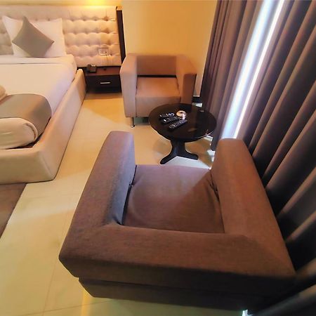Hotel Papilio Māldah Extérieur photo