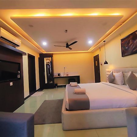 Hotel Papilio Māldah Extérieur photo