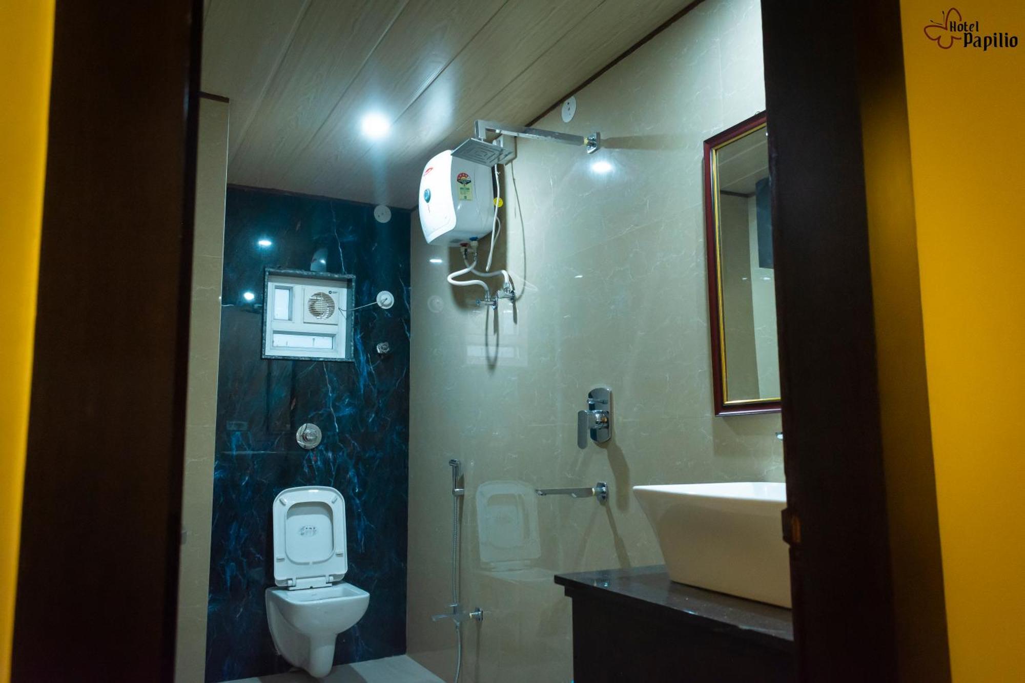 Hotel Papilio Māldah Extérieur photo