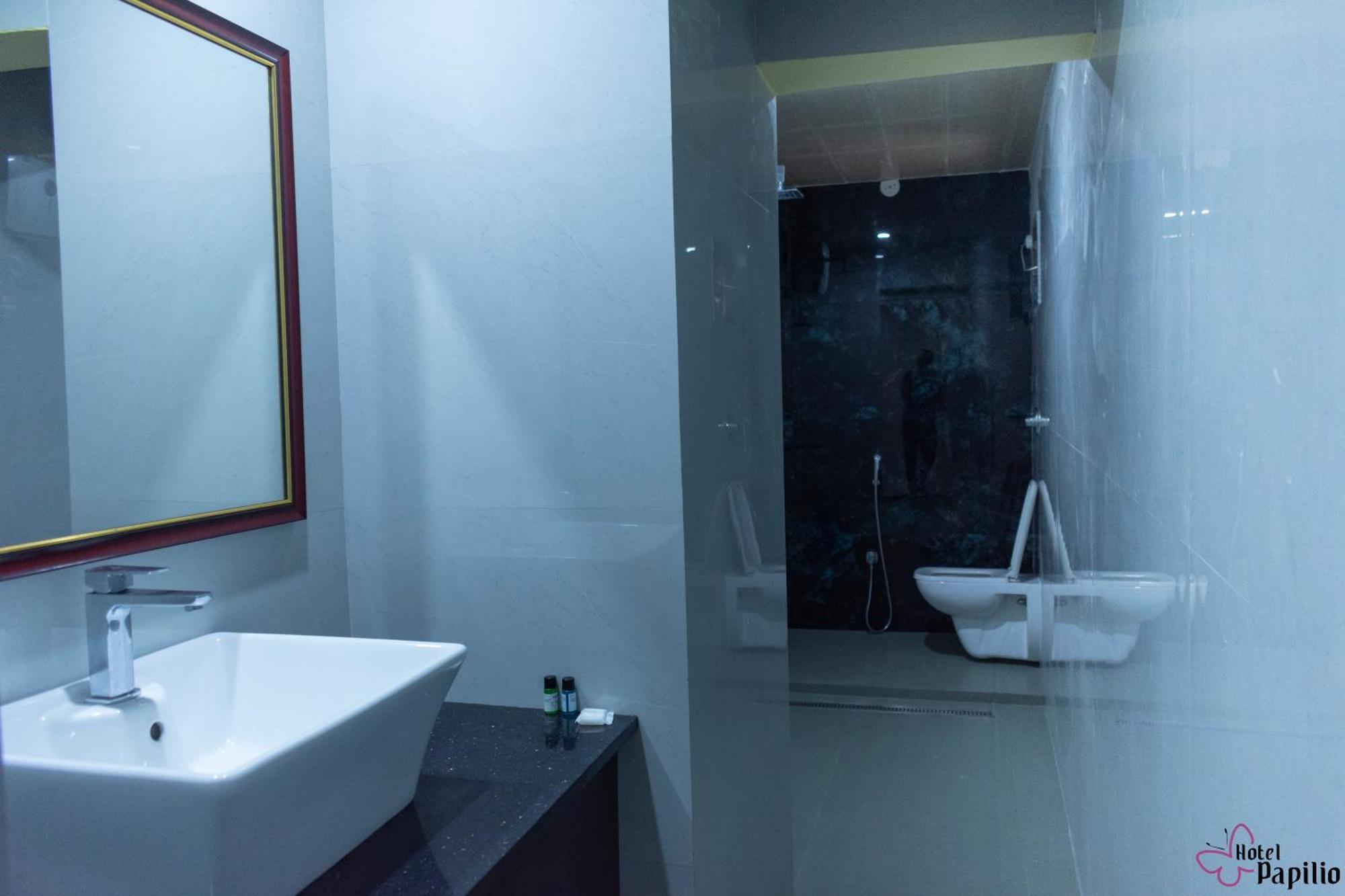Hotel Papilio Māldah Extérieur photo