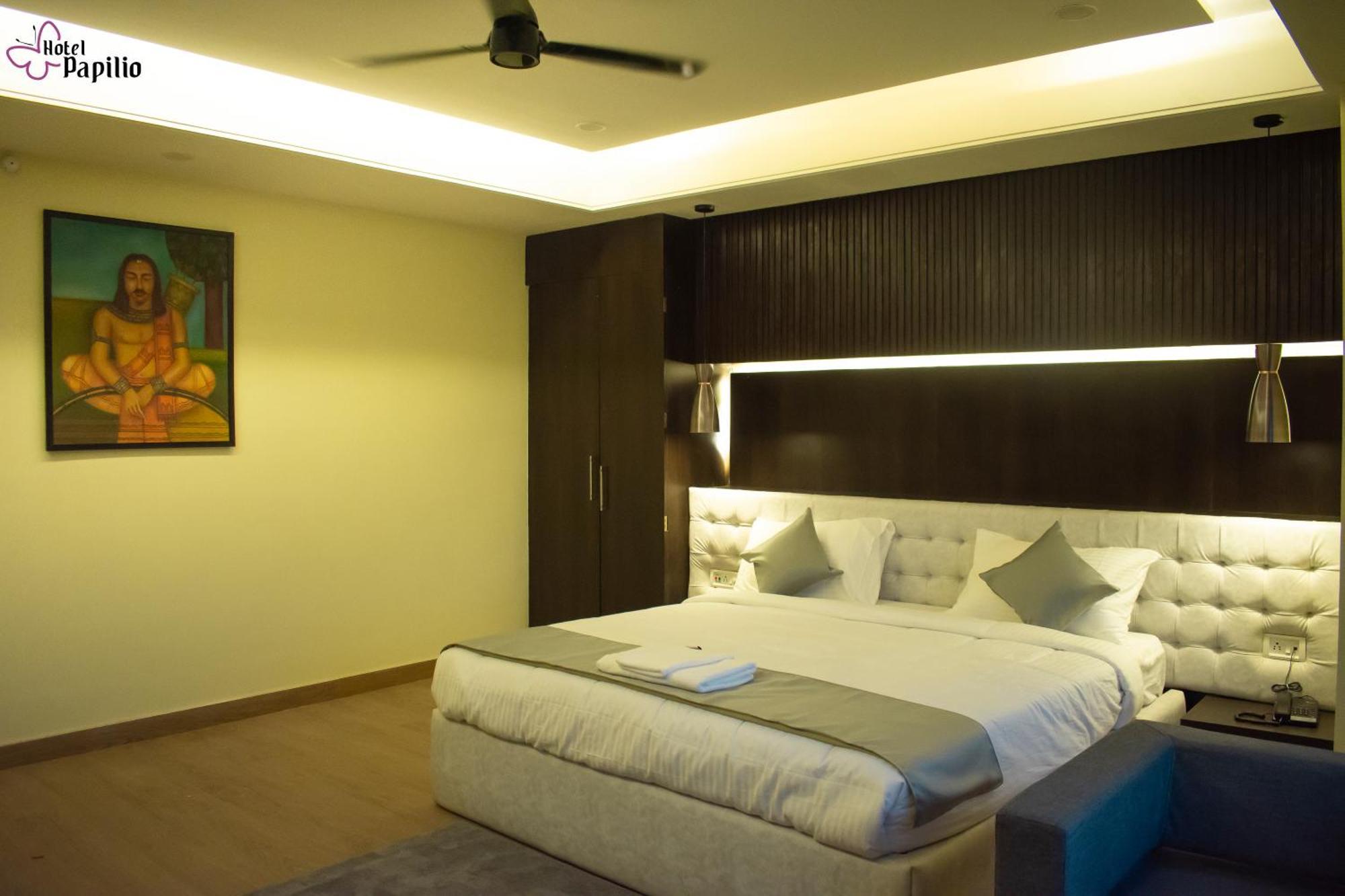 Hotel Papilio Māldah Extérieur photo