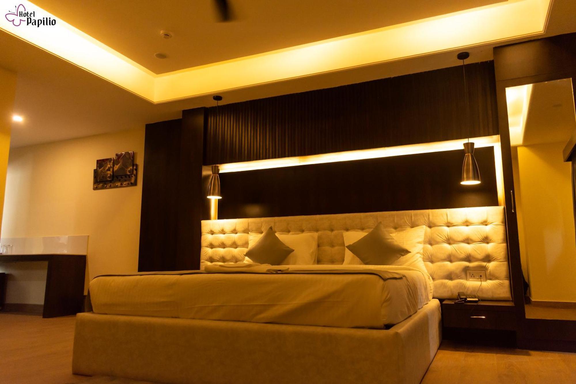 Hotel Papilio Māldah Extérieur photo