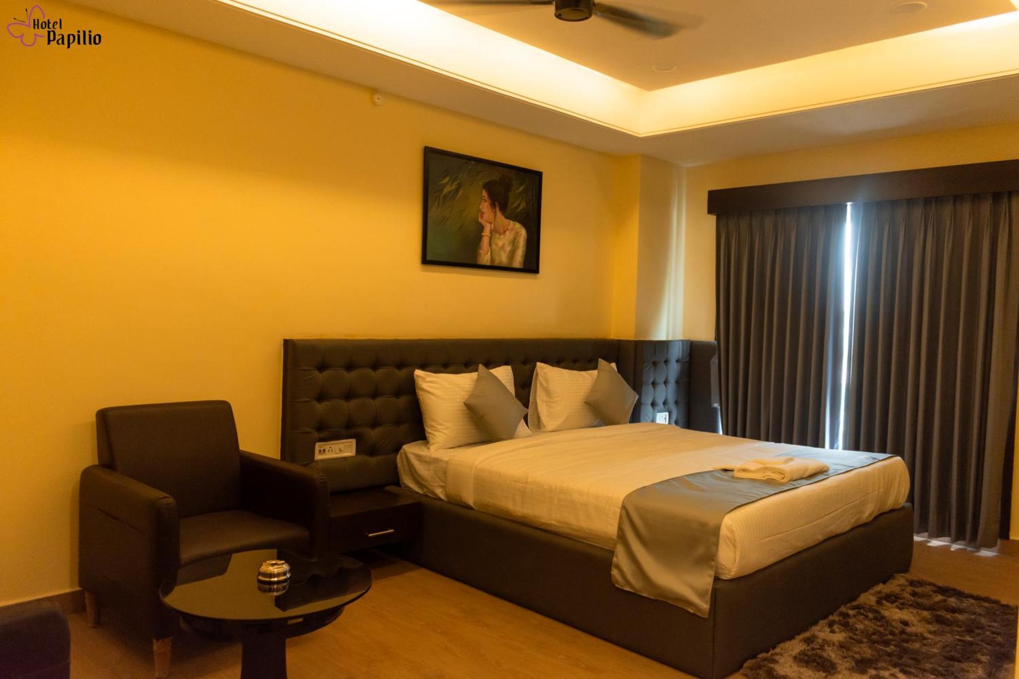 Hotel Papilio Māldah Extérieur photo