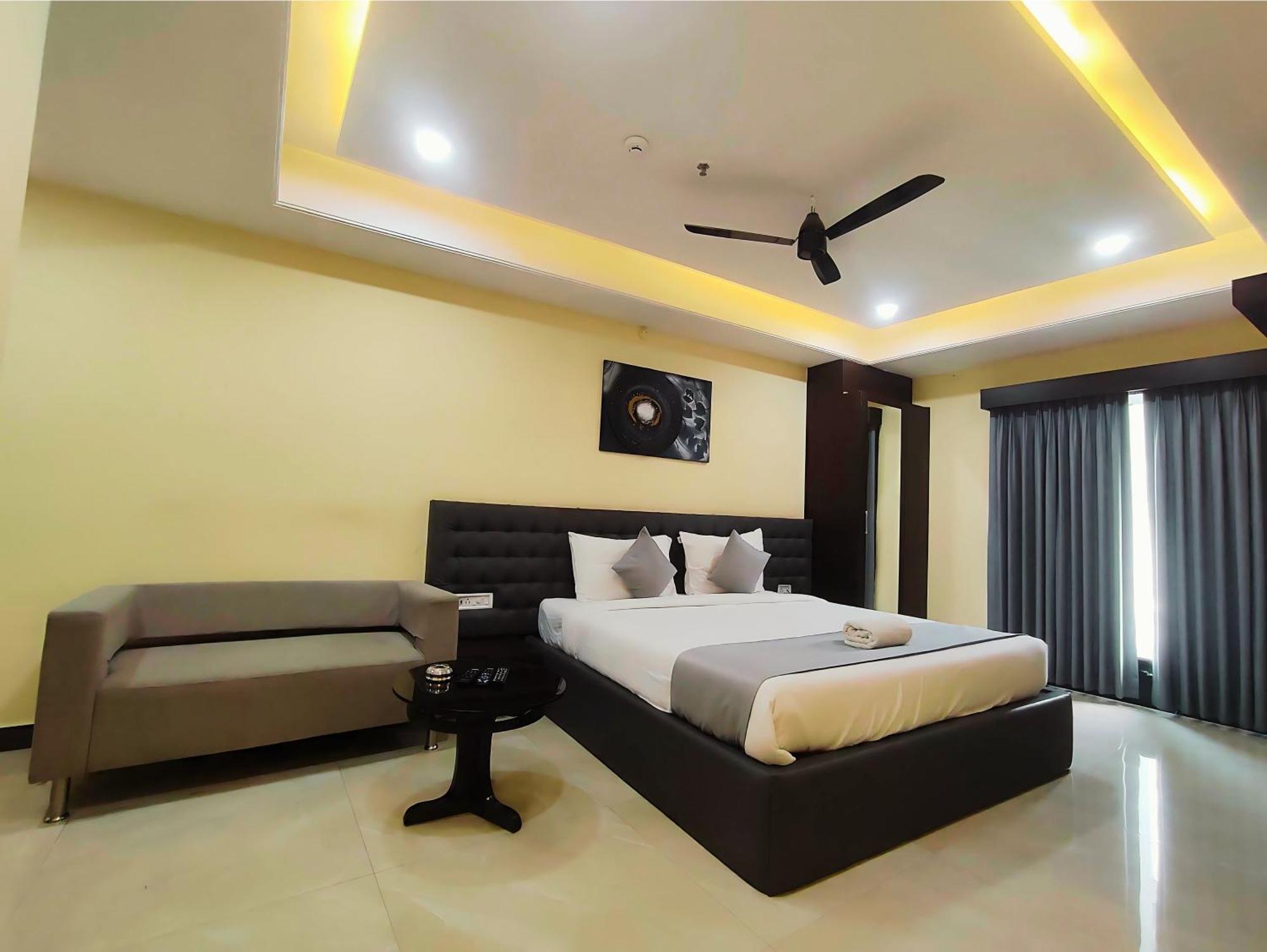 Hotel Papilio Māldah Extérieur photo