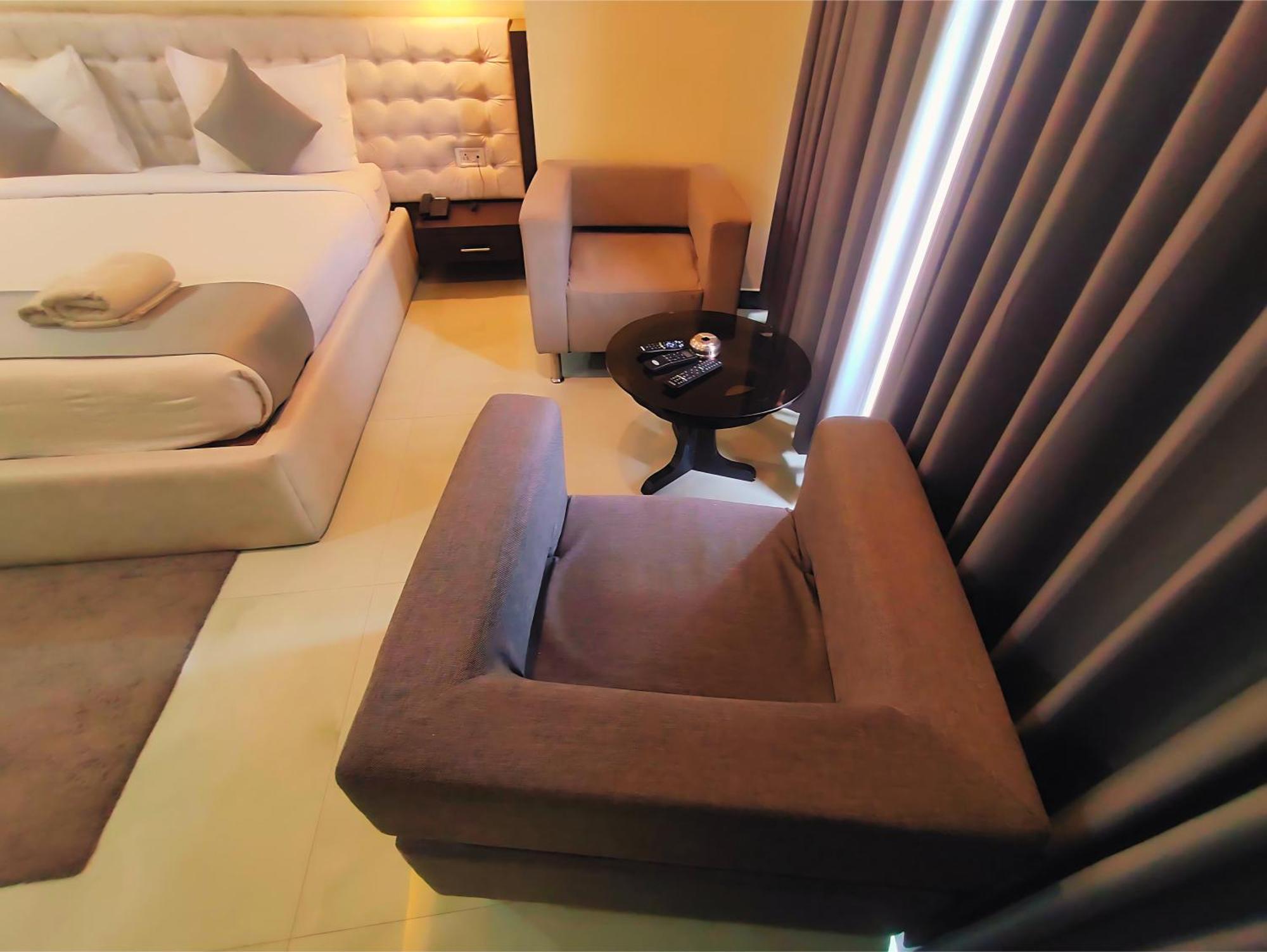 Hotel Papilio Māldah Extérieur photo