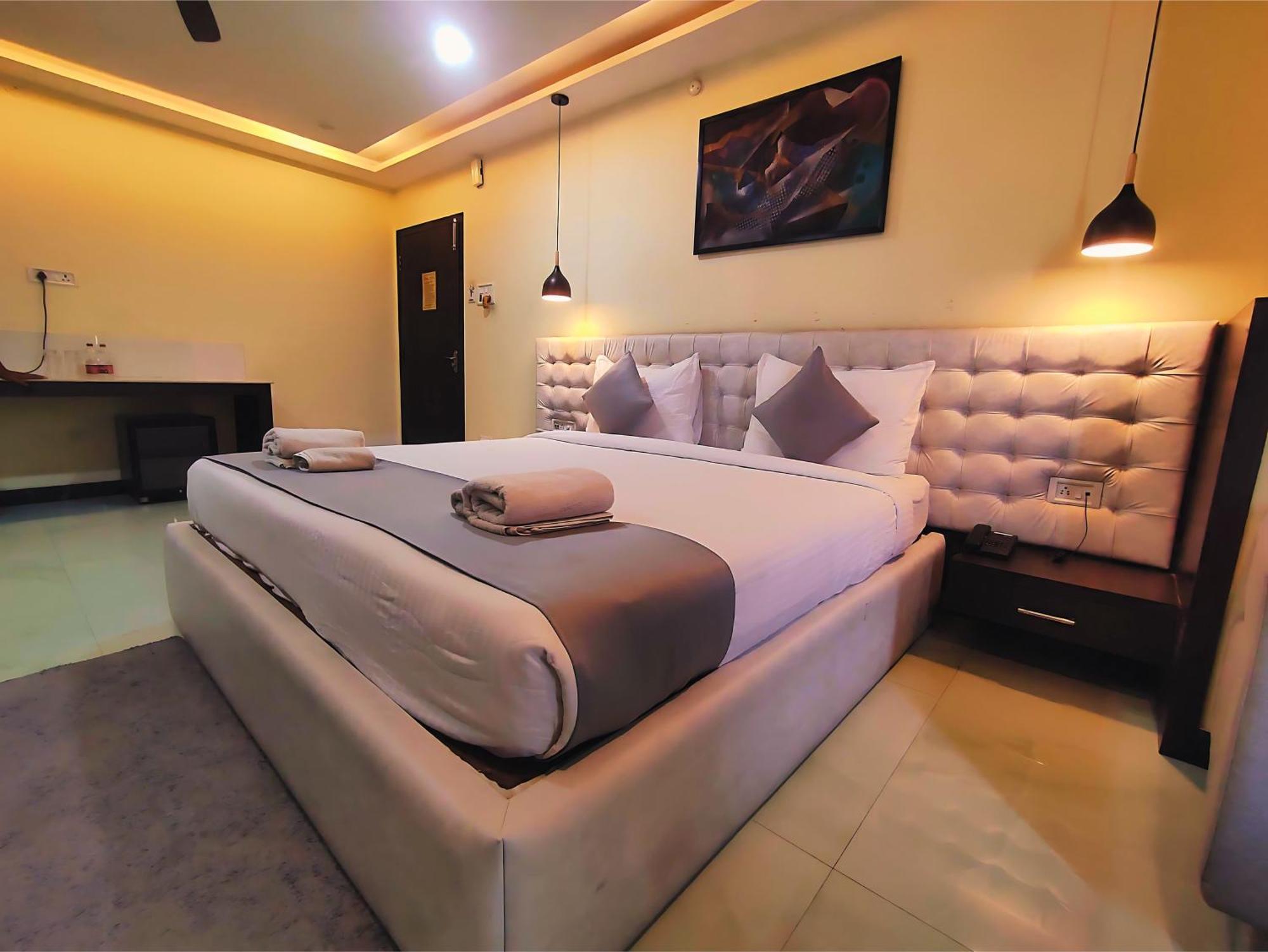Hotel Papilio Māldah Extérieur photo