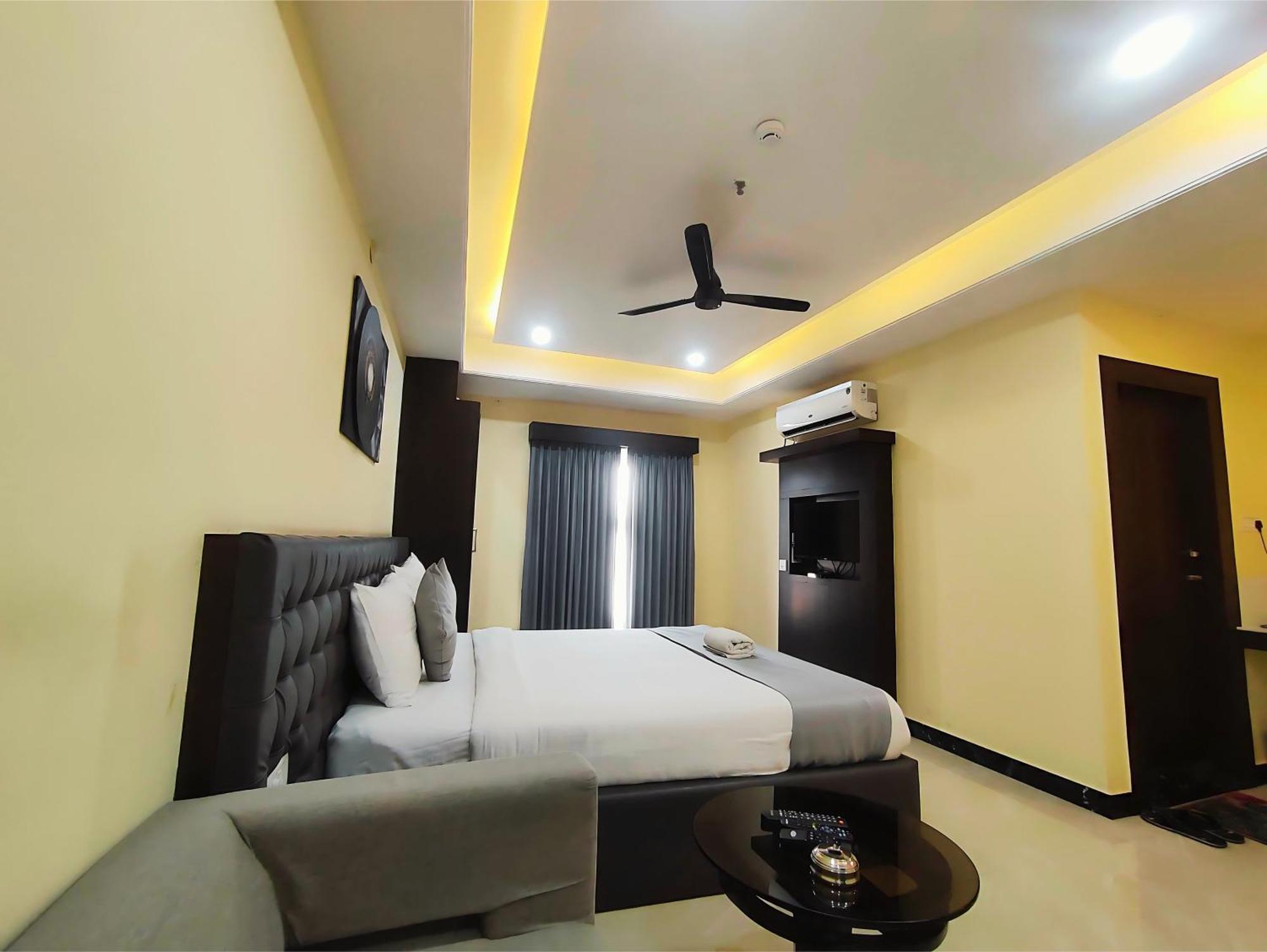 Hotel Papilio Māldah Extérieur photo