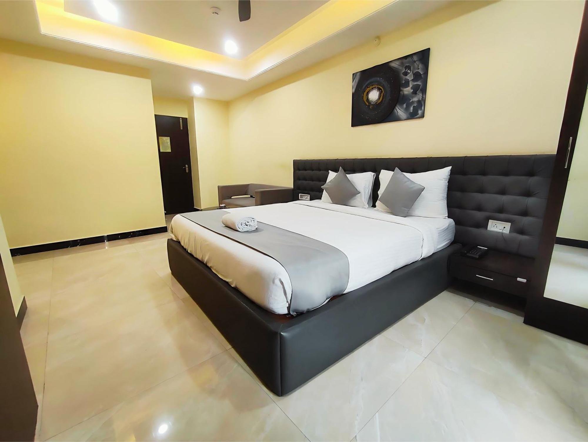 Hotel Papilio Māldah Extérieur photo