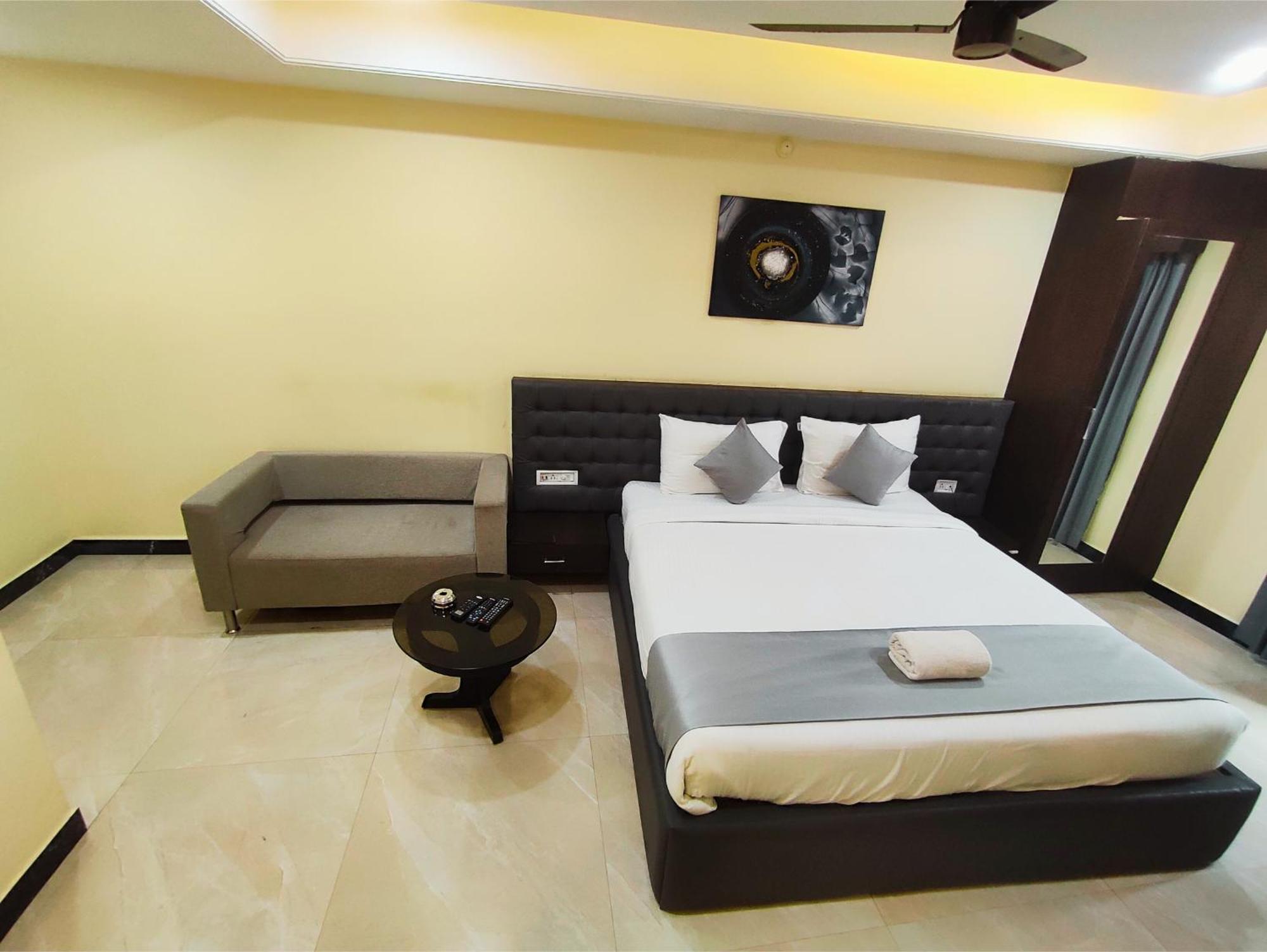 Hotel Papilio Māldah Extérieur photo