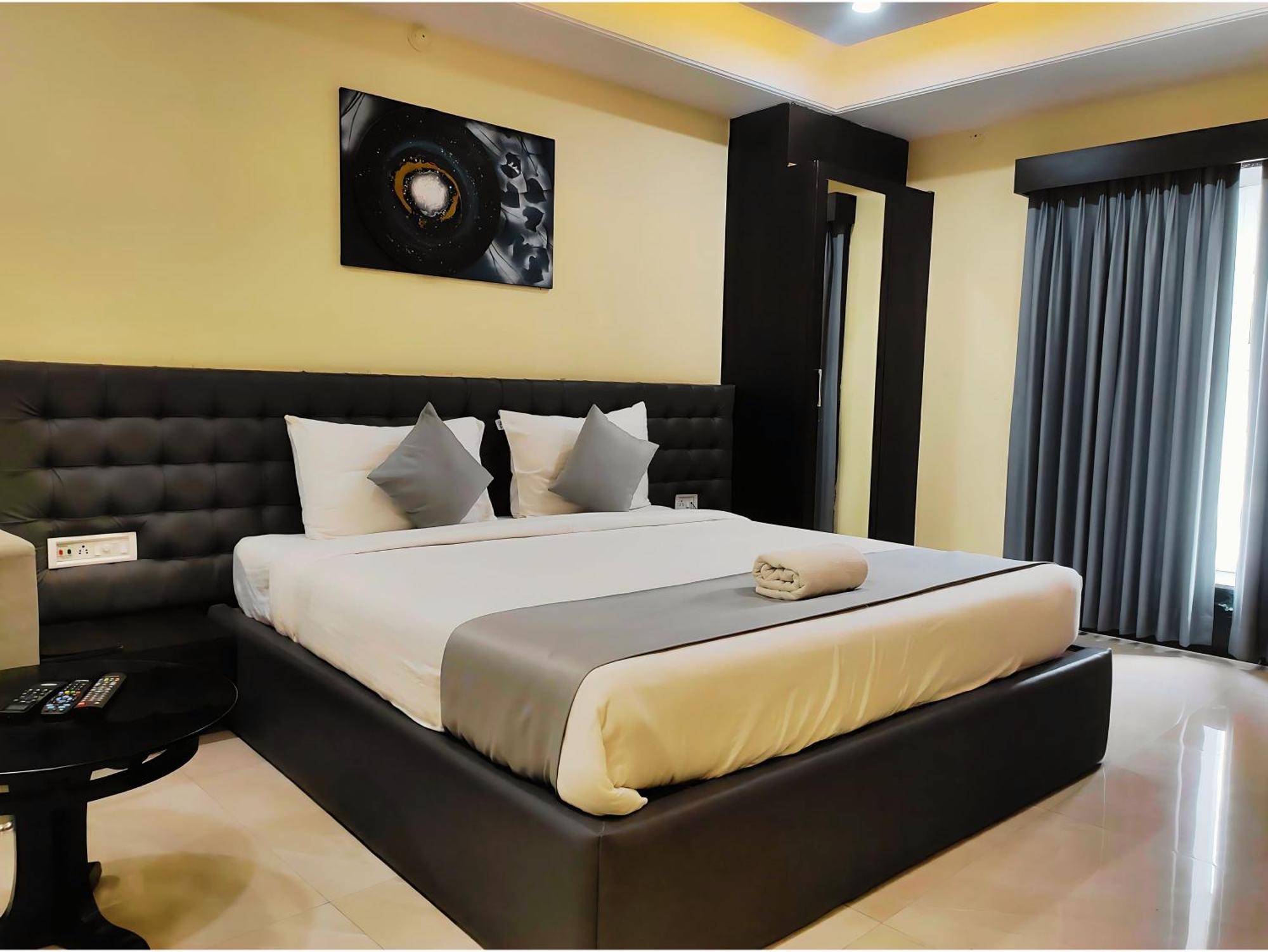 Hotel Papilio Māldah Extérieur photo
