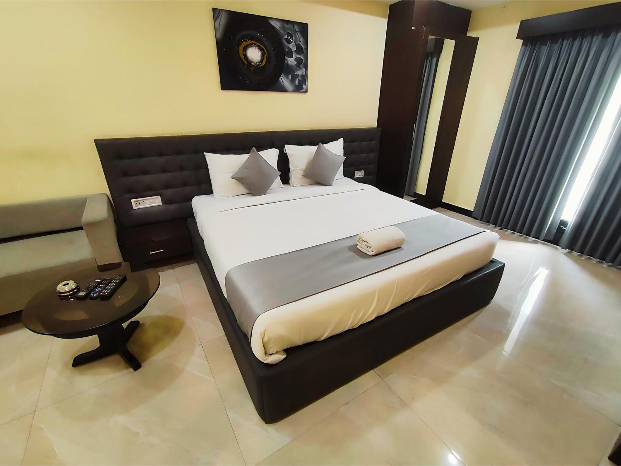 Hotel Papilio Māldah Extérieur photo